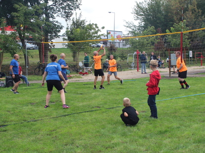 Zdjęcie przedstawia mecz siatkówki.