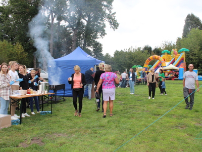 Zdjęcie przedstawia punkty gastronomiczne, dmuchańce dla dzieci oraz uczestników pikniku międzypokoleniowego.