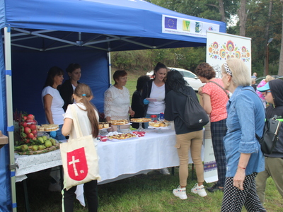 Zdjęcie przedstawia stoisko koła gospodyń wiejskich z Sycewa.