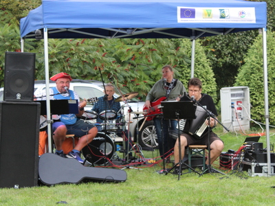 Fotografia przedstawia zespół Keja podczas występu.