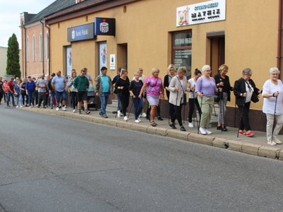 Na zdjęciu uczestnicy marszu nordic walking idący ulicą 11 Listopada.
