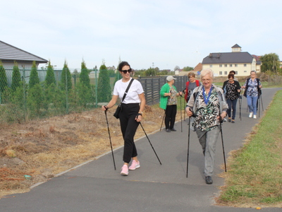 Na zdjęciu grupa spacerowiczów powracająca z Wierzbinka i zmierzająca w kierunku Sompolna.