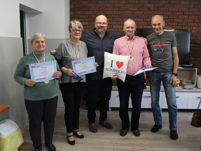 Na zdjęciu trójka laureatów quizu o Sompolnie, pozujących do zdjęcia z dyrektorem M-GOPS Tomaszem Majewskim oraz pomysłodawcą quizu – Andrzejem Prętnickim.