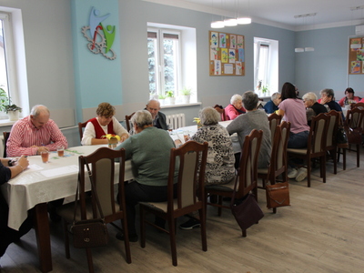 Na fotografii uczestnicy quizu o Sompolnie siedzący przy stole na sali głównej w DDP.