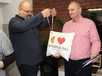 Zdjęcie przedstawia dyrektora M-GOPS wręczającego laureatowi nagrody.