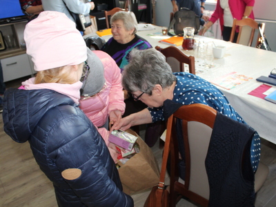 Na zdjęciu seniorka wybierająca herbatę z torebki.