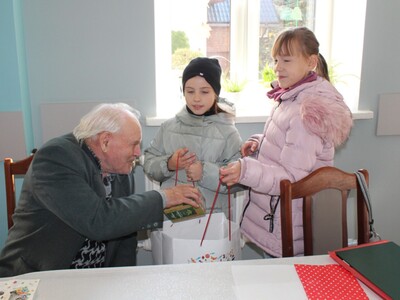 Na fotografii starszy mężczyzna częstujący się herbatą.