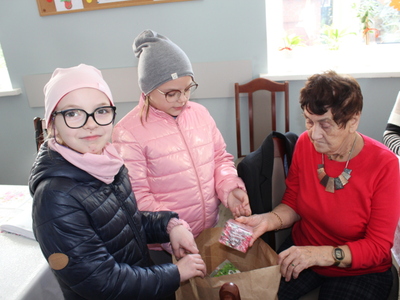 Na zdjęciu seniorka wybierająca herbatę z torebki.