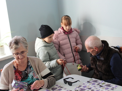 Na fotografii starszy mężczyzna częstujący się herbatą.