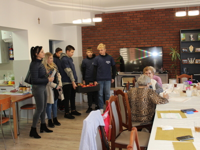 Na zdjęciu wolontariusze wraz z opiekunami dostarczający jabłka dla seniorów z domu dziennego pobytu w Sompolnie