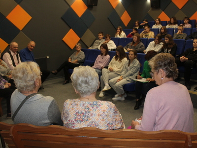 2)	Na zdjęciu widać uczniów klasy VI i VII oglądających przedstawienie pt. „Ławeczka”