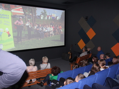 5)	Na zdjęciu wszyscy uczestnicy spotkania oglądają film na temat polityki senioralnej w naszej gminie.