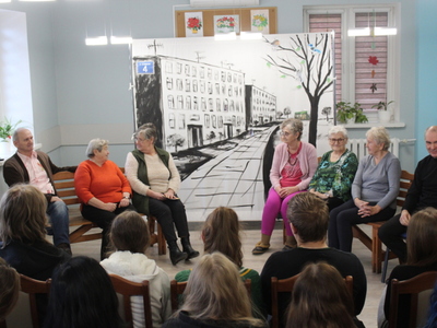 Na zdjęciu widać publiczność,  scenografię oraz aktorów odgrywających przedstawienie pt. „Ławeczka”