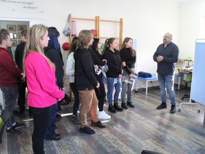 Zdjęcie zrobione zostało na sali rehabilitacyjnej DDP  , znajduje się na nim  młodzież z liceum wraz z Dyrektorem MGOPS