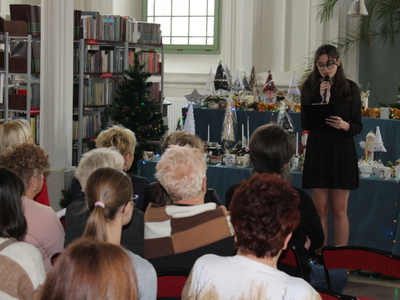 1)	Zdjęcie wykonane w miejsko – gminnej bibliotece publicznej w Sompolnie. Przedstawia dziewczynę z mikrofonem śpiewającą piosenkę.