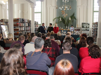 3)	Na zdjęciu dwie kobiety oraz burmistrz miasta Sompolno dokonujący uroczystego otwarcia wystawy.