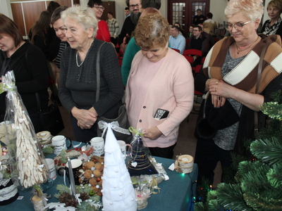 4)	Na fotografii uczestniczki ddp oglądające wystawę.
