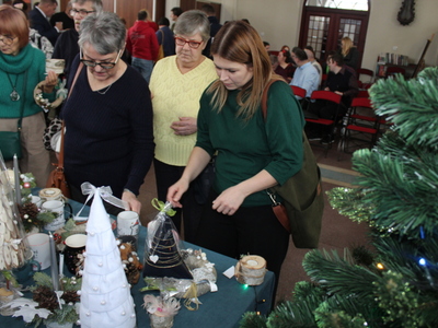 5)	Zdjęcie przedstawia kobiety oglądające bożonarodzeniowe rękodzieło