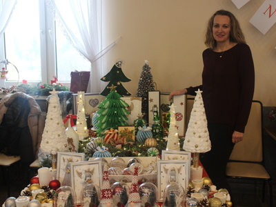 Na fotografii opiekunka osób starszych prezentująca stanowisko seniorów.