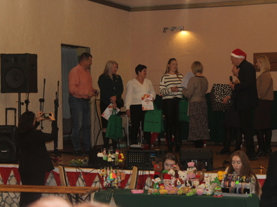 Zdjęcie przedstawia wręczenie nagród w konkursie na najsmaczniejszy piernik.