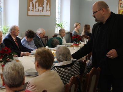 4)	Na zdjęciu dyrektor mgops roznoszący opłatek seniorom