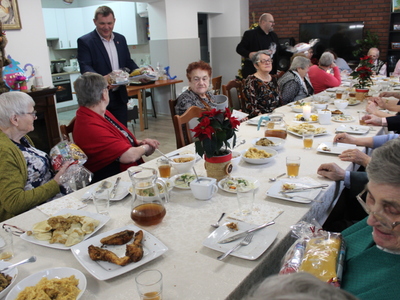 5)	Na fotografii burmistrz oraz dyrektor wręczają seniorom upominki świąteczne.