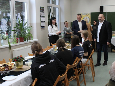 10)	Na fotografii burmistrz miasta Sompolno oraz dyrektor mgops w Sompolnie dziękują za zaproszenie na przedstawienie.