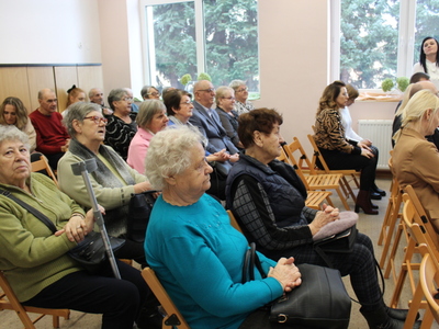 2)	Na fotografii seniorzy zaproszeni na przedstawienie szkolnego koła wolontariatu.