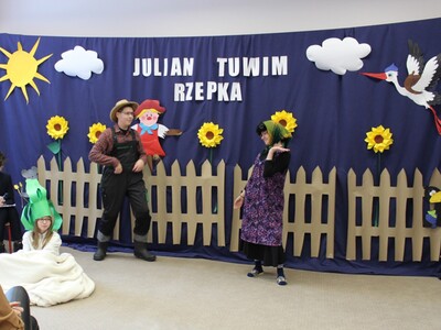 4)	Na zdjęciu uczniowie przebrani za ogrodnika, rzepkę i babcię.