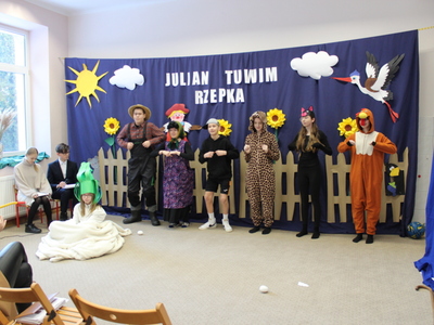 5)	Fotografia przedstawia grupę młodych aktorów przebranych za rzepkę, ogrodnika, babcię, wnuczka, psa, kota i kurę.