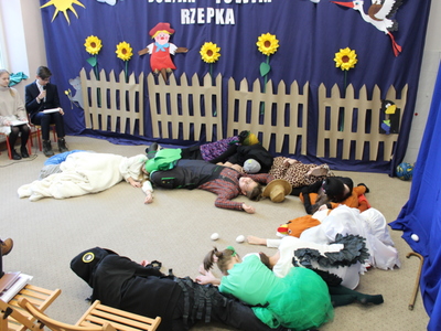 7)	Zdjęcie przedstawia moment upadku wszystkich postaci zgodnie z tekstem wiersza.