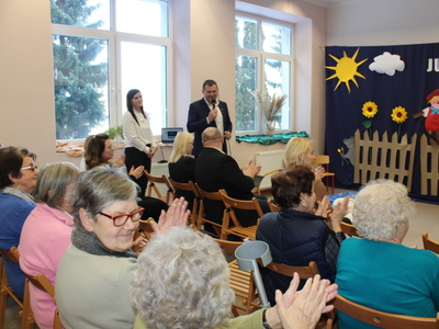 8)	Fotografia przedstawia burmistrza przemawiającego do zebranych gości.