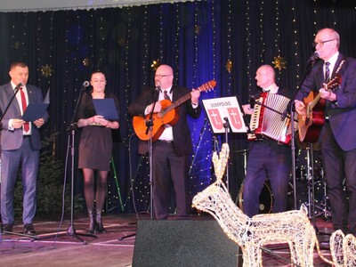 Na fotografii przedstawiciele samorządu sompoleńskiego: Pan Roman Bednarek – burmistrz, Pani Michalina Janicka – dyrektorka mgoku, Pan Tomasz Majewski – dyrektor miejsko – gminnego ośrodka pomocy społecznej w Sompolnie, Pan Zygmunt Teodorczyk – przedstawiciel seniorów z ddp oraz pan Andrzej Prętnicki – radny.