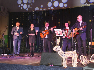 Na zdjęciu przedstawiciele gminy Sompolno biorący udział w kolędowaniu w Lubstowie.