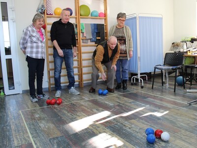 Fotografia ukazuje dwie pary seniorów rozgrywających runde w turnieju Baccia