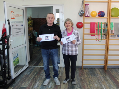 Na zdjęciu znajdują się finaliści turnieju Boccia, którzy pokazują wygrane w rozgrywkach bilety do kina