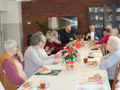 Na zdjęciu uczestnicy ddp oraz przybyli goście siedzą przy wspólnym stole celebrując tłusty czwartek