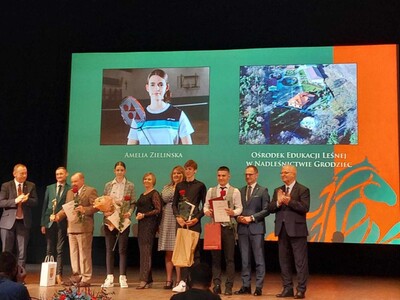 Zdjęcie wykonane podczas 24 Gali Powiatu Konińskiego. Widać na nim nominowanych i nagrodzonych z kategorii sport i turystyka, a wśród nich nasza badmintonistka – Amelia Zielińska.