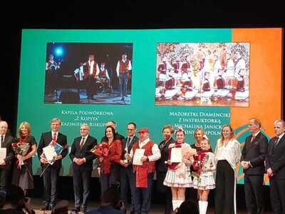 Fotografia przedstawia laureatów i nagrodzonych z kategorii kultura, a wśród nich sompoleńskie Mażoretki Diamenciki.