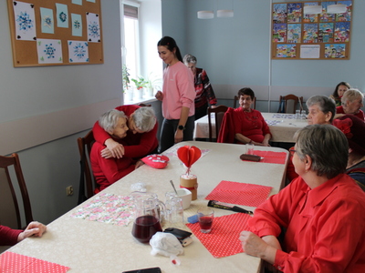 Na fotografii uczestniczki DDP podczas zabawy w serduszko.