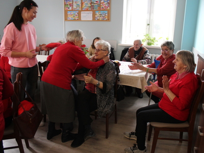 Na fotografii uczestnicy DDP podczas zabawy w serduszko wykonujące wylosowane poleczenie – przytulają się.