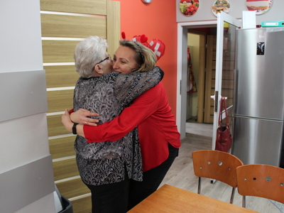 Na zdjęciu jedna z seniorek przytula opiekunkę.