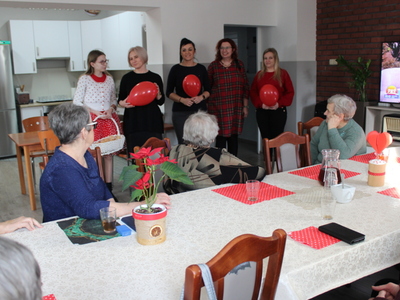1.	Zdjęcie przedstawia wolontariuszy ze szkoły z Mąkolna na sali Głównej Domu Dziennego Pobytu dla Osób Starszych