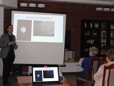 Na fotografii Pan Mikołaj Błaszczyk prezentujący zdjęcia własnego autorstwa