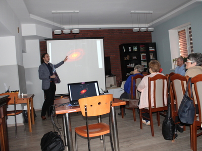 Na fotografii Pan Mikołaj Błaszczyk przedstawiający swoją prezentację na temat kosmosu.