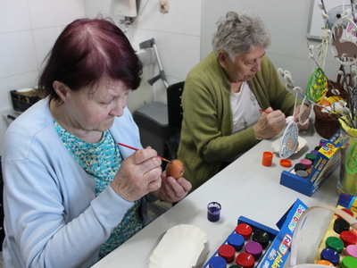 6)	Na fotografii dwie starsze panie malują pisanki.