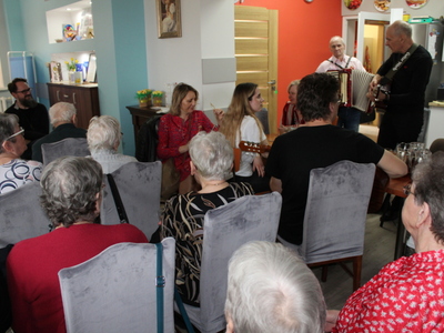 5)	Zdjęcie przedstawia uczestników ddp oraz zaproszonych gości podczas wspólnego śpiewu.