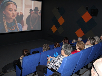 Na zdjęciu seniorzy siedzący w kinie za rogiem podczas seansu pt.