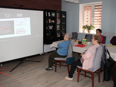 3)	Na fotografii seniorzy z DDP uczestniczący w spotkaniu online na temat cyberbezpieczeństwa.