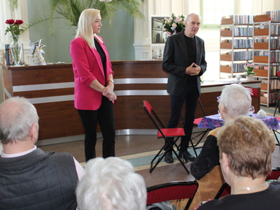 1)	Zdjęcie wykonane w miejsko – gminnej bibliotece publicznej w Sompolnie. Przedstawia dyrektorkę biblioteki wraz z przedstawicielem grupy teatralnej „zmiotka”.